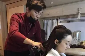 赵丽颖上妆照公开，穿白色浴袍玩手机，手指干净修长状态好图片