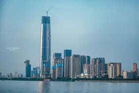 武汉绿地中心，本将是中国第一摩天大楼，网友却赐名“平头哥”图片