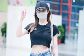 刘芸现身变“小腰精”展现少女身材；秦岚穿牛仔裤身材苗条图片