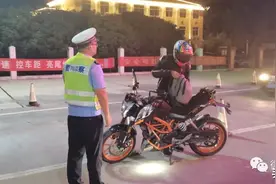 骑摩托上高速 这样有点太“大胆”图片