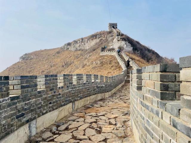 郑州驴友徒步经典户外线路，万丈梯刀背山穿越小长城黄金大草原
