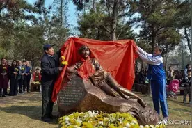 牺牲66年后无名女英雄终回家乡，老同学看着照片流泪认出了她图片