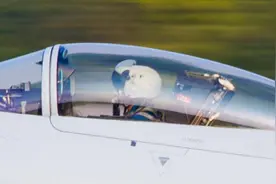 用眼神击落敌机！歼-10头盔显示器亮相，外形科幻大气图片