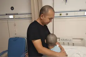 12岁女孩错失移植良机，再次复发后父亲哽咽泪言：真的不忍放手图片