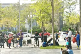 帅哥在大街上弹唱《大海》，路人纷纷围观，小孩都跑过去打赏了视频封面