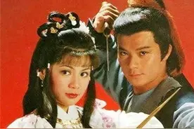 还记得83版《射雕英雄传》吗？主题曲《铁血丹心》的演唱者竟是被称为“香港歌圣”的他图片