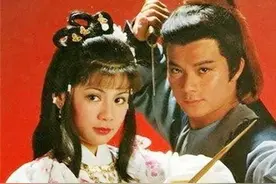 还记得83版《射雕英雄传》吗？主题曲《铁血丹心》的演唱者竟是被称为“香港歌圣”的他图片