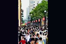 英媒关注武汉迎来黄金周：蓬勃发展的城市再次充满欢声笑语图片