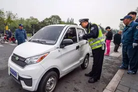 老年代步车上路被限制，大爷不干了：既然能卖，为什么我不能买？图片