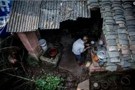 81岁老人失去儿子，独自抚养孙子，“给我一栋金屋我都不卖”图片