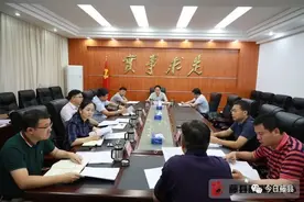 聚焦问题短板全面提升脱贫攻坚成效 黄东明主持召开县委常委会会议图片