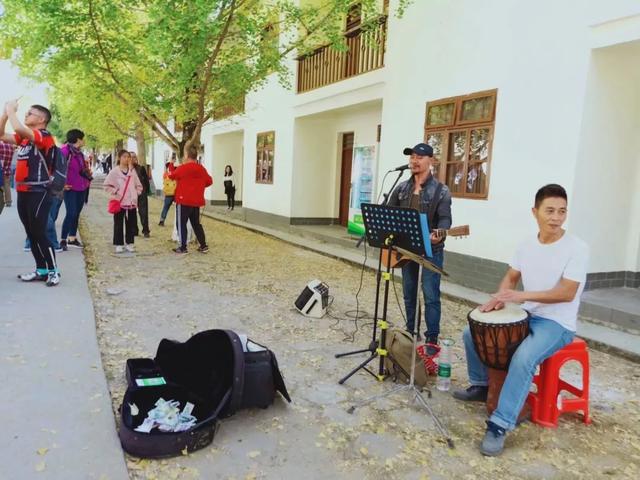 秋风吻尽银杏叶，艳遇醉美帽子峰