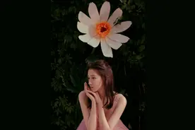 关晓彤花境大片曝光，着粉色蛋糕裙留中长微卷发，美成童话小仙女图片