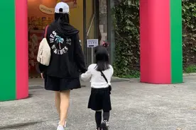 伊能静太会打扮女儿！3岁米粒穿出名媛范，关键还是基础的黑白配图片