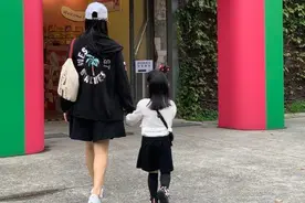 伊能静太会打扮女儿！3岁米粒穿出名媛范，关键还是基础的黑白配图片