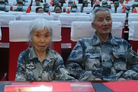 马旭颜学庸夫妇回家乡，观看龙江剧《木兰马旭》专场演出图片