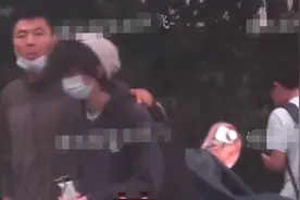 张柏芝儿子顶“鸟窝发型”放学！13岁身高惊人，壮汉保镖拎包护送图片