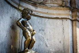 尿在通电插排上，会不会被电死？17年前有人尝试，坟头草三尺高图片