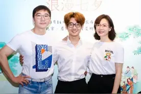 44岁陈数罕晒家人照，与老公甜蜜搂腰秀恩爱，18岁继子金发太亮眼图片