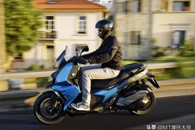 售价6.89万，解读宝马C400X踏板摩托：水冷单缸350动力，国产制造图片