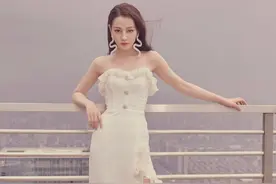 迪丽热巴大胆佩戴蛇形耳环，开衩裙露出美腿，一举一动撩动人心图片
