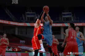 复赛两场砍6分搭7犯，急得王治郅一脸无奈，你可是前中国男篮队长图片