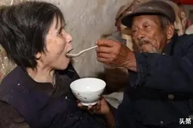 37岁山东小伙花20块娶瘫痪新娘，汤勺喂养47年“娶她是我的福气”图片