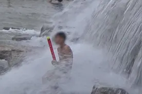 郑州一人造瀑布秒变“澡堂”更有甚者直接在“水中遛狗”图片