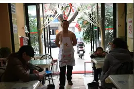 男子突然四季不再穿衣服，冬天别人穿羽绒服他却光着膀子，啥情况图片