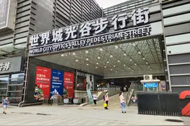 武汉光谷步行街，暑期下的现状，没看到多少大学生身影图片