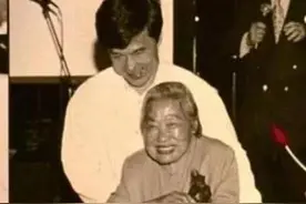 7年前，成龙回老家上坟烧香，为何只在“穷大哥”家坐了15分钟？图片