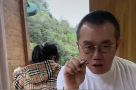 主持人涂磊晒度假，女儿外套得小8000？惬意生活惹王丽云羡慕图片