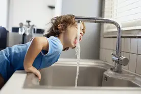 安装净水器后全家喝了三年“工业盐水”！家用净水器是“智商税”吗？图片