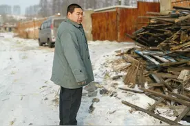 探访东北荒山上的养羊人，与坟场为邻，羊都有名字，夫妻感情好图片