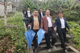 东盟主席黄海刚一行考察广西蓝天山泉饮用水公司图片