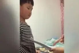 小男孩“控制”考试名次走红，用分数为自己谋利，网友：商业奇才图片
