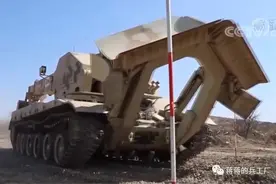 71集团军GCZ-112多用途履带工程车扫除障碍不在话下图片