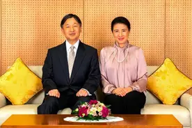 雅子皇后57岁生日，真丝衬衣配珍珠好高贵，与德仁太有夫妻相图片