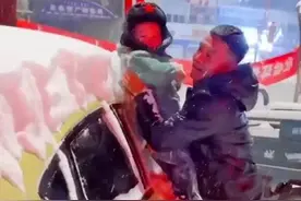内蒙古一父亲用2岁儿子扫车上雪，父亲：给他一个有回忆的童年图片