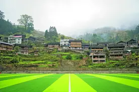 贵州黎平：大山侗寨里修了足球场图片