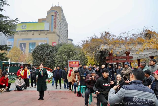 高手在民间，演出自娱自乐，洛阳周王城广场民间曲艺乐园