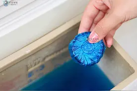 马桶水箱放入蓝色洁厕剂，导致水龙头出水变蓝，网友：应该庆幸图片