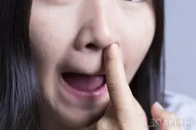 爱挖鼻孔的人，早晚要承受3个后果！如果你也喜欢，最好早点住手图片