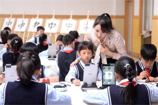 迪迦奥特曼的笔画（小学生写字写出进化体）