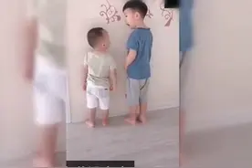 俩萌宝弄碎妈妈香水被罚站，之后的“神对话”让妈妈笑惨：俩活宝图片