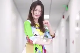 45岁杨童舒近况曝光，穿短裙跳热舞，曾意外怀孕生父成迷图片