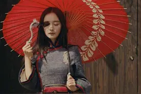 杨幂、宋茜、杨紫、迪丽热巴等，女明星撑伞，谁最美呢？图片