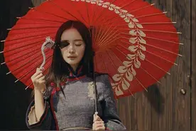 杨幂、宋茜、杨紫、迪丽热巴等，女明星撑伞，谁最美呢？图片