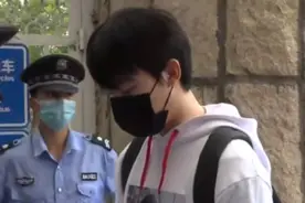 《小欢喜》演员周奇现身北电开学现场，隔空喊话海清：妈，我来了图片