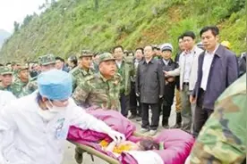 汶川大地震时，那个叫总理让路的解放军士兵，后来怎么样了？图片
